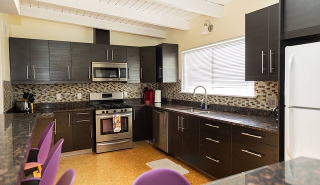 Large duplex w/6 bedrooms, 4 baths, 2 living rooms, washer/dryer. Pet friendly!