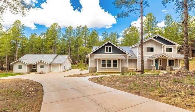 Large Flagstaff Retreat w/Hot Tub & Guest Home