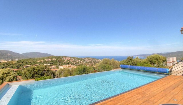 Large friendly house, sea view and ideal location