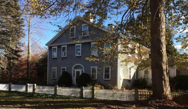 Large Home in Adamsville. Close to Vineyards, Breweries & Beaches. Central AC