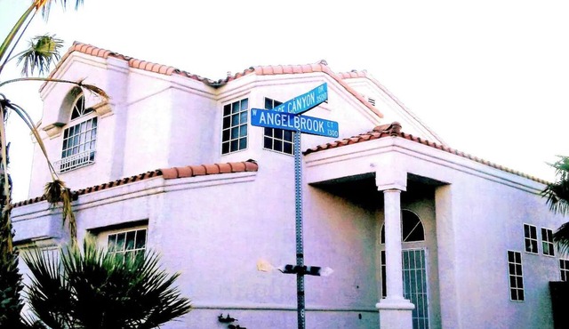 Large home with huge backyard, 11 miles to the airport, 6-9 miles to the Strip