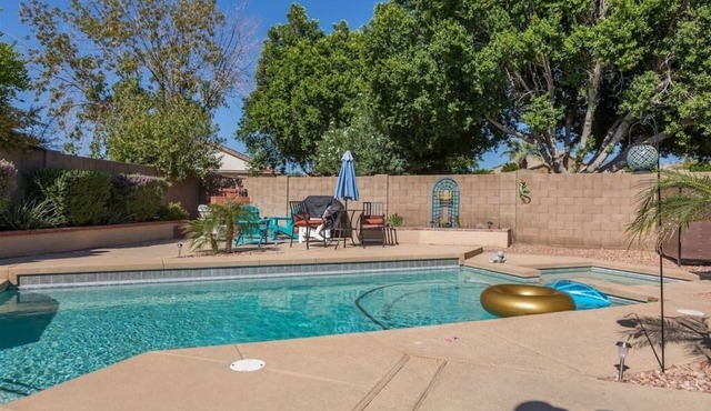 Large oasis, pool heater, spa, putting green