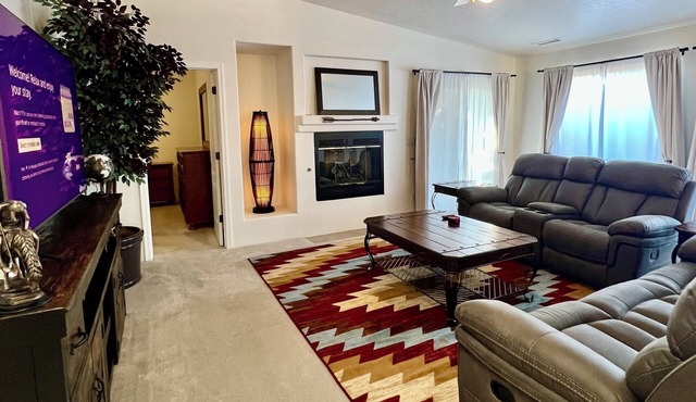 Large Prescott Home w/3-car Garage Central & Quiet