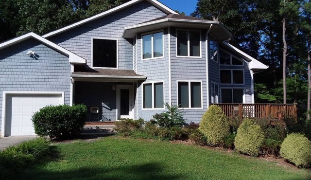 Large, safe, WATERFRONT home in Idyllic setting with kayaks, bikes, &GARAGE use.