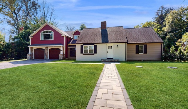 Light-filled home near stadium and shops with AC, W/D, patio, & games