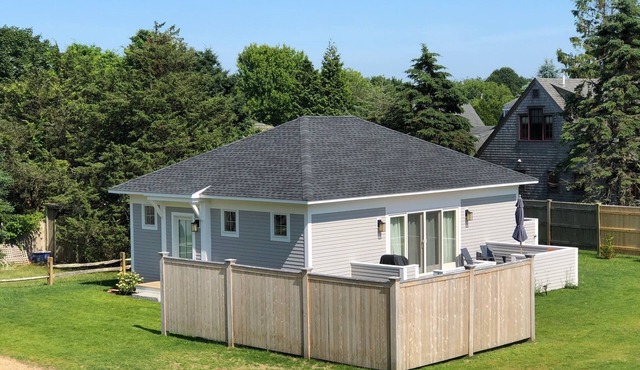 Light-Filled Romantic Cottage Close to Village, Beach, Bike Path, Nature Trails
