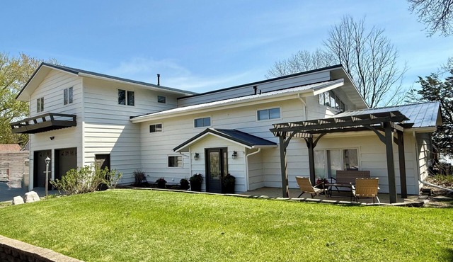 Limited summer dates Lakefront sandy beach, sunroom, sauna, game room, kayaks!