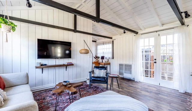 Little Green House - Monterey House - Historic Downtown Cottage, With Beautiful Yard