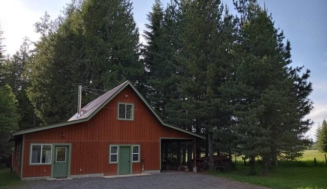 Little house in the woods, close to the lake,town and mountain.