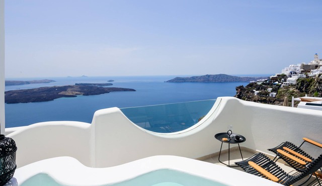 Located at the breathtaking caldera of Imerovigli