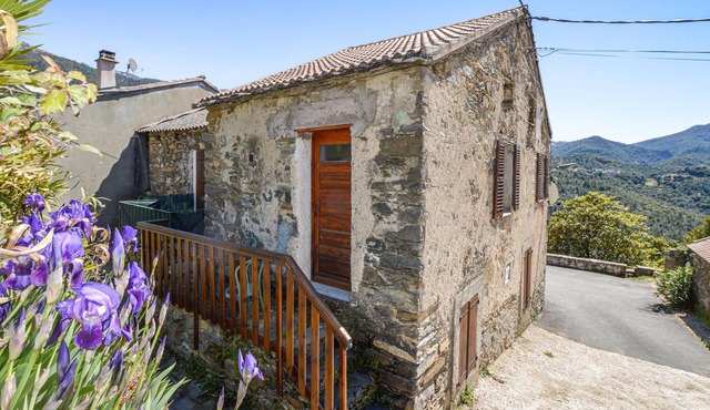 Located in the hilly landscape of Castagniccia, this vacation home offers its guests pleasant rest a