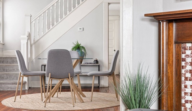 Lockerbie Townhome | Steps to Mass Ave | Sleeps 8!