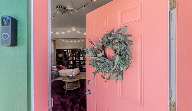 Lofi Girl Book Lover's Nook- 2BD 1BATH A/C Washer/Dryer Full kitchen/fast WIFI