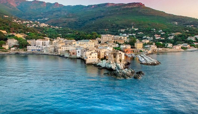 Loft of 100 m2 in the village of Erbalunga, waterfront