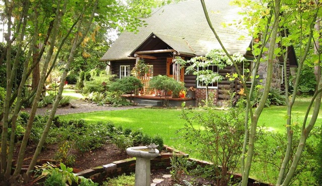 Log cabin, private, hottub, sauna, spa, gardens, featured in national magazine.