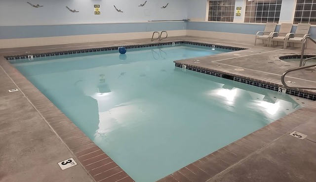 Looking for Perfect Getaway Location? Spacious Room w/King Bed, Free Breakfast