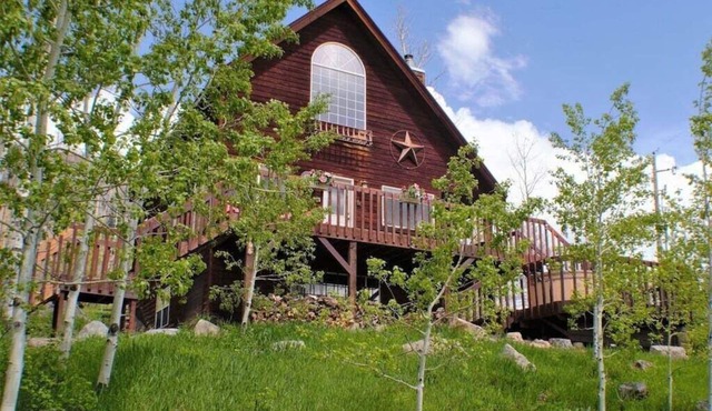 Lovely Cabin Between Downtown and Ski Resort, Hot Tub, Great Views, Dog Friendly