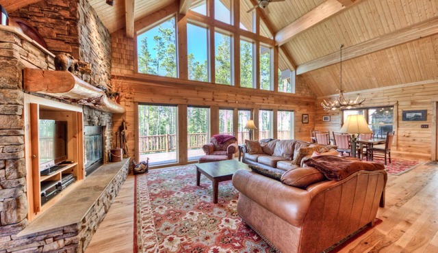 Lovely Lodge with close Ski Access! Home Theater! Hot Tub!