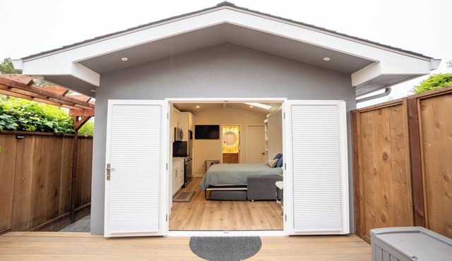 Lovely studio with AC in charming Pacific Grove