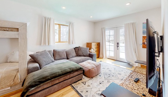 Lower-level dog-friendly in-law suite with mtn views, full kitchen, washer/dryer