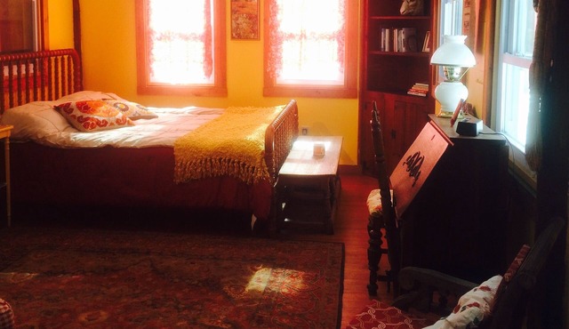 Lucie's Hideway, artistic, bright, tiny house in the woods