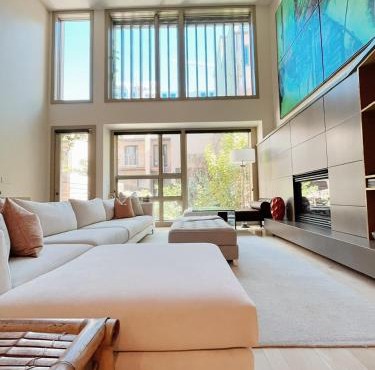 Luxe 4 bed 5 bath with Parking Walk to Capitol, Convention Center, museums and shops