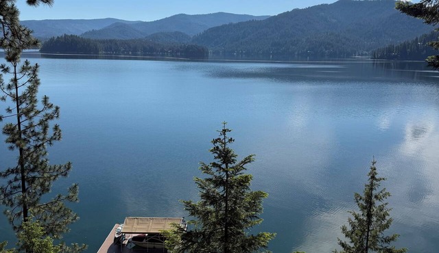 Luxe studio “Blue Hayden”with Hayden Lake private dock access, & hot tub