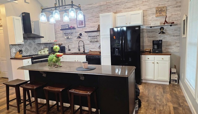 Luxurious 4 bedroom home, 2 minute walk to the iconic. Churchill Downs!
