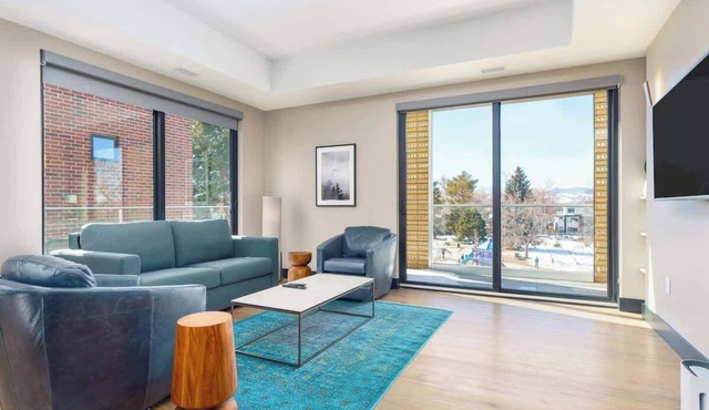 Luxurious Flat w/Private Balcony & Mtn Views!