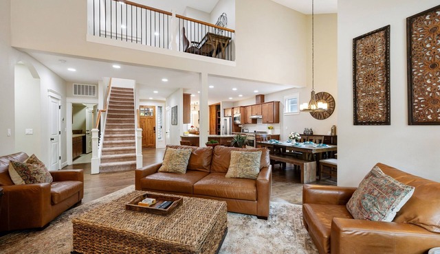 Luxurious Retreat in SW Portland with 7-Person Hot Tub – Sleeps 14 Comfortably!