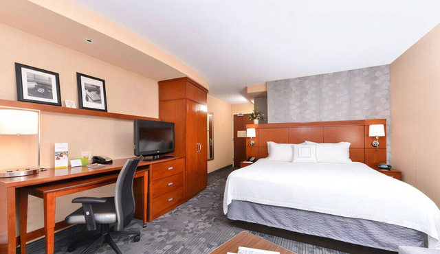 Luxurious Room for Business and Pleasure W/ Gym