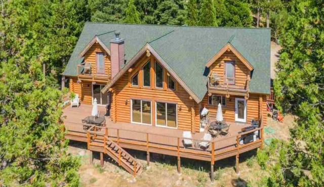 Luxurious & spacious log cabin rental. Family friendly. Lots of amenities.