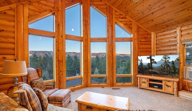 Luxury 2400 sqft Log Cabin! Panoramic views, game room, tiki bar, & Pets!