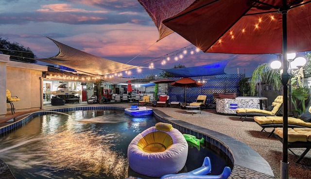 Luxury 7BR Pool & Spa Retreat in Tempe – 7 Kings or 14 Total Beds -Customizable!
