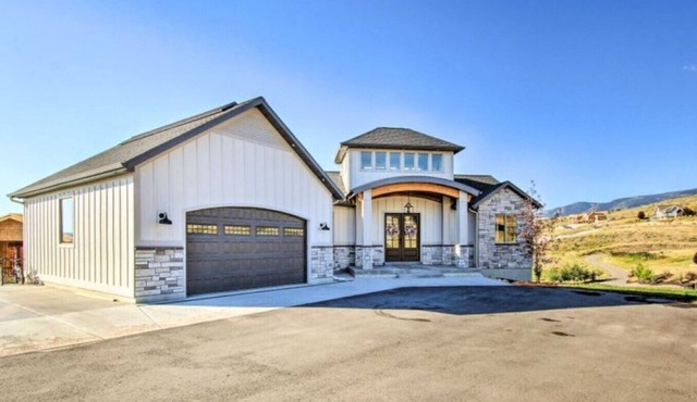 Luxury Amenities, Game Room, Pool & Hot Tub Access!