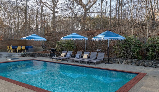 Luxury Boston Ranch –Sleeps 8|Pet+|Heated pool