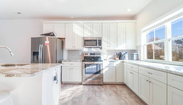 Luxury Coastal Norfolk Townhome, 5 minutes from beach, next to naval base