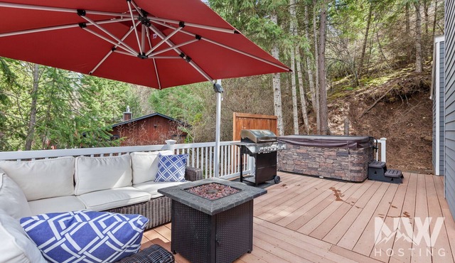 Luxury Home—Hot Tub, Fire Table, Office, Stunning Lake Views, 15 Miles to Silverwood, 2 to Beach!
