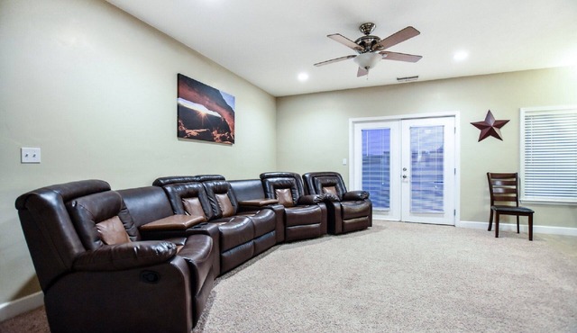Luxury in the Red Rocks: 4BD/2 BA, fenced backyard, Hot Tub