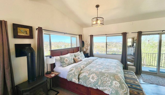 Luxury King, Incredible 360 Views, AC, Balcony, Dogs, 3 miles town trails, lakes