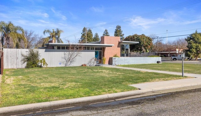 Luxury Mid-Century Oasis, Pool, Spa, & Outdoor Living in Prime Turlock