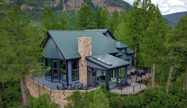 Luxury Modern Mountain Home w/Amazing Lake & Mountain Views. 2 Miles to Purg