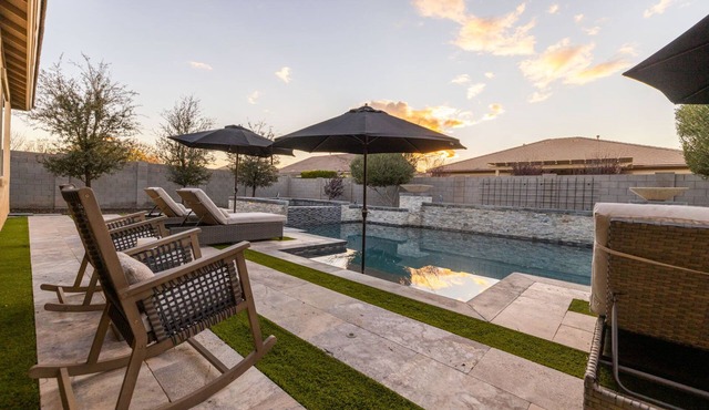 Luxury Monthly Stay: Heated Pool, Spa, Sleeps 14