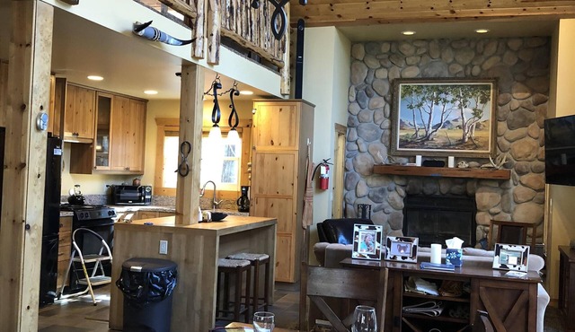 Luxury Mountain Retreat with jacuzzi, 20 min to Kern River. Pet Friendly