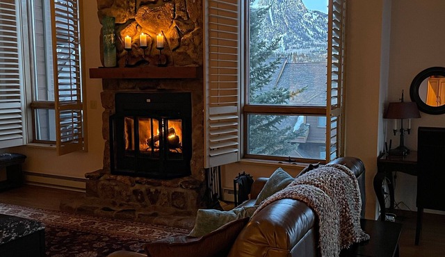 Luxury, Mountain Views, Hot tub + Pool, 1 mile from Purgatory Ski Resort!