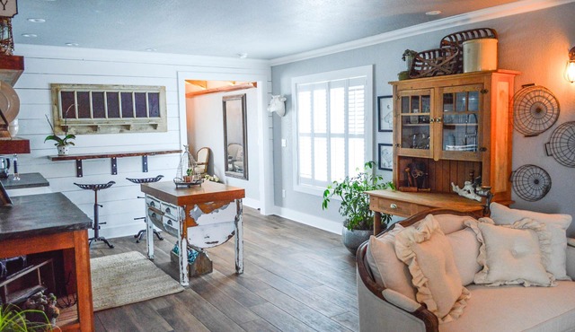 Luxury on the farm: private guesthouse overlooking year round creek.