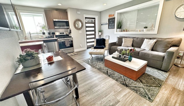 Luxury Private Apartment - Kitchen, Washer & Dryer, Sleeps 4, Prime Location!