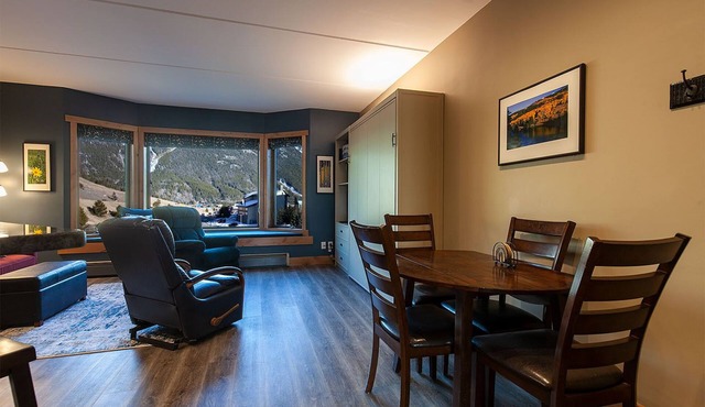 LUXURY STUDIO+BUNK ROOM, VIEWS, MINS TO LIFTS/SHOPS, ONSITE HOT TUB, GARAGE