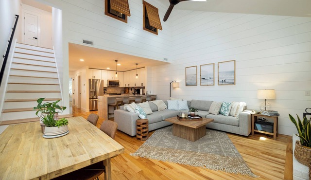 Luxury Townhouse near shopping & 2 miles to Beach! Pool, Pickleball, & Tennis
