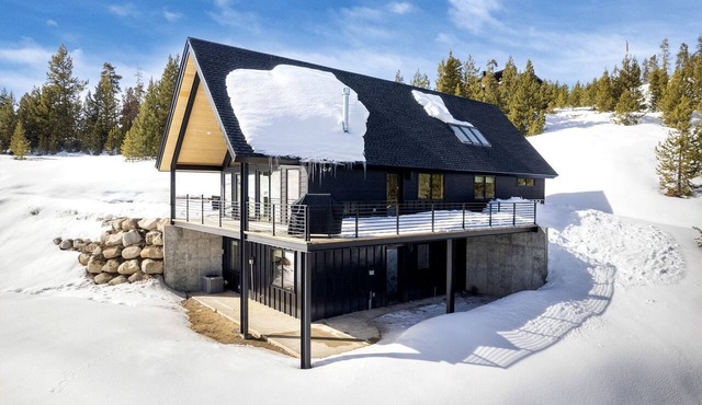 Luxury Villa with Ping-Pong Table and Design Interior in Tabernash, Colorado